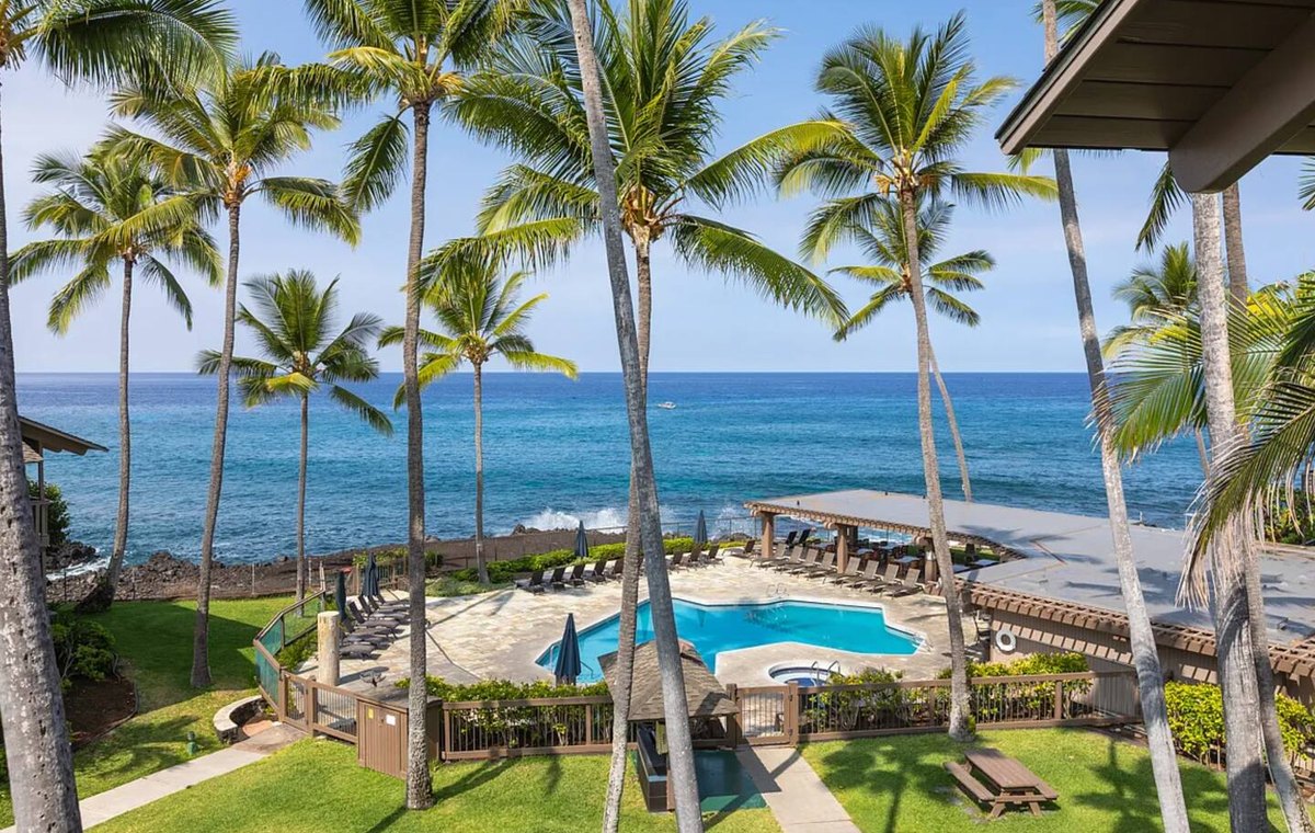 Oceanfront pool and resort grounds at Kanaloa at Kona.